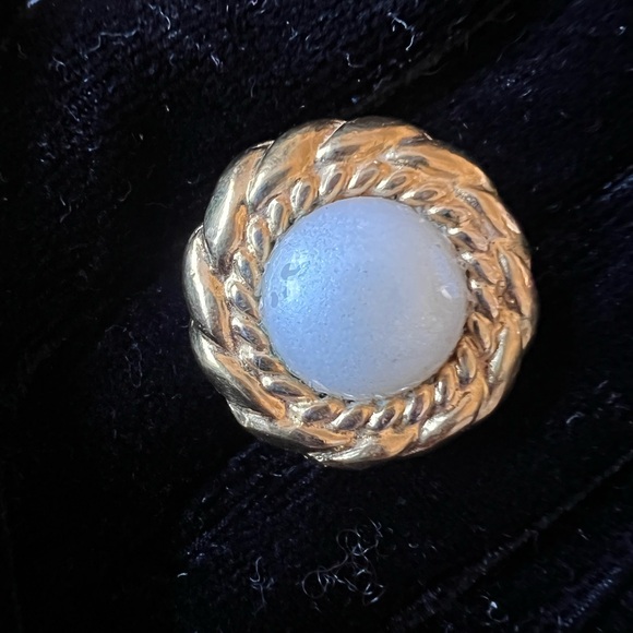 SALE!!! :) CHANEL Authentic Clip on Earrings - Picture 6 of 9